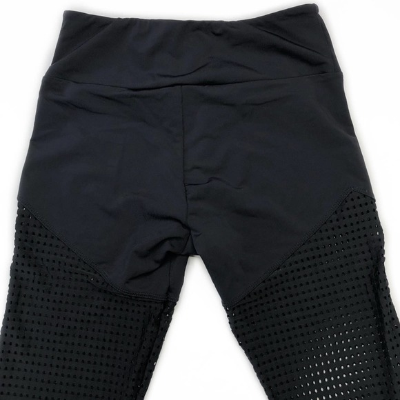 Onzie Capri Laser Cut Yoga Leggings in Black S/M - Picture 3 of 8